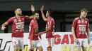 Para pemain Bali United merayakan gol yang dicetak oleh Melvin Platje ke gawang Mitra Kukar pada laga Piala Presiden 2019 di Stadion Patriot, Jawa Barat, Minggu (3/3). Bali United menang 3-0 atas Mitra Kukar. (Bola.com/M Iqbal Ichsan)