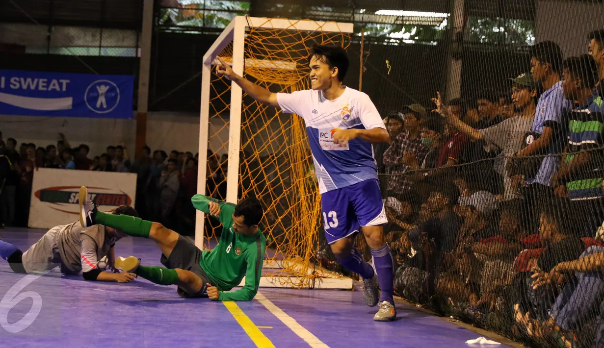 Pemain IPC Pelindo merayakan gol ke gawang Timnas Futsal Indonesia saat laga uji coba di Jakarta, Minggu (15/1). Timnas Futsal Indonesia akan melakoni laga piala AFF 2017, akhir Januari. (Liputan6.com/Helmi Fithriansyah)