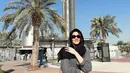 Aaliyah Massaid sedang berada di Dubai. Gayanya menutupi kepala menarik untuk disimak. [Foto: Instagram/aaliyah.massaid]