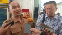 Kepala Kantor Cabang Dinas Pendidikan (KCD) Wilayah XI Garut Aang Karyana bersama Enjang Tedi dalam kunjungan di SMAN 6 Garut ihwal perseteruan raibnya ijazah siswa. (Liputan6.com/Jayadi Supriadin)