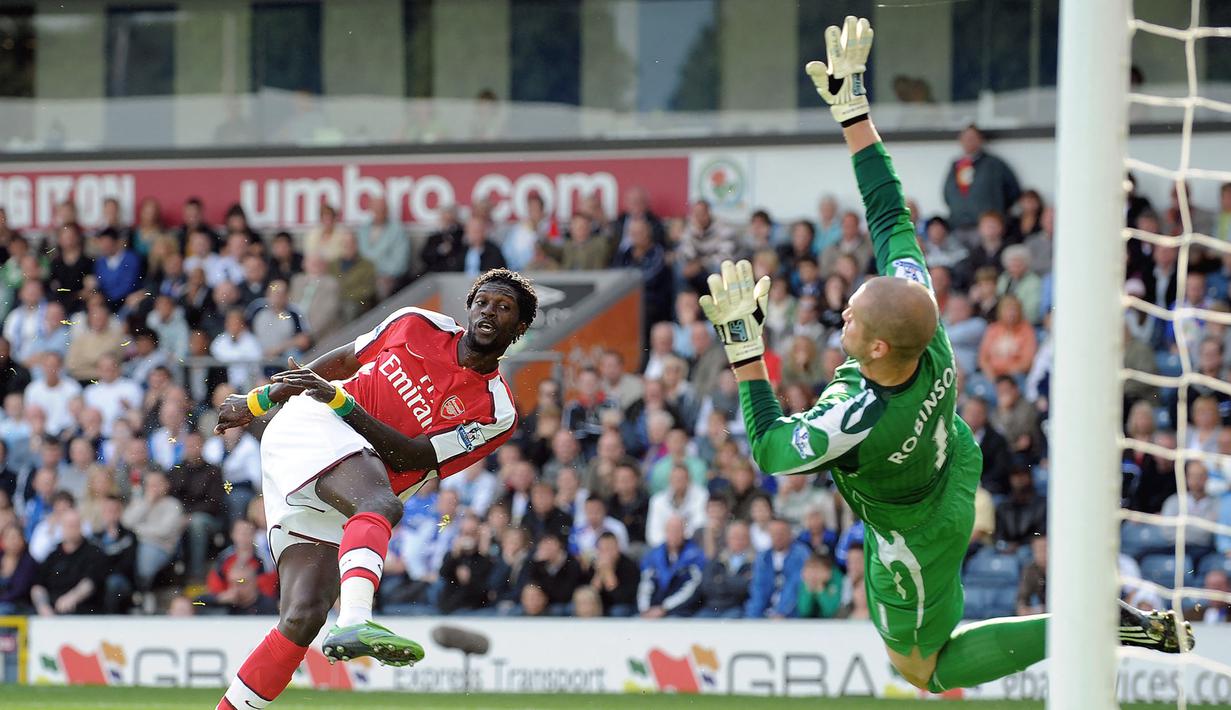 Emmanuel Adebayor. Striker yang pensiun di Olimpia Paraguay Juli 2020 ini mengoleksi 5 hattrick bersama 3 klub, AS Monaco, Real Madrid dan Arsenal. Hattrick terakhirnya dicetak saat Arsenal menang 4-0 atas tuan rumah Blackburn Rovers di Liga Inggris 2008/2009, 13 September 2008. (AFP/Andrew Yates)