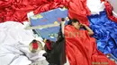Suporter tertidur usai ikut dalam kegiatan menjahit bendera Merah-Putih raksasa di Tangerang, Sabtu (31/10/2015). Selain ingin mencatat rekor dunia, tema dasar adalah "One Soul, One Nation Untuk Sepakbola Indonesia".  (Bola.com / Nicklas Hanoatubun)