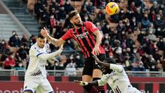Oliver Giroud - Bomber senior yang terdepak dari skuat utama Chelsea ini ternyata tampil moncer di AC Milan. Penyerang spesialis supersub ini untuk sementara menjadi top skor AC Milan dengan mengoleksi 10 gol di semua ajang. (AFP/Andreas Solaro)