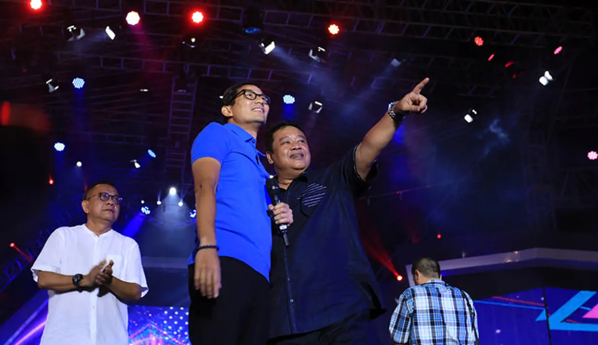 "Jangan bersandar di pohon waru, pohon waru banyak getahnya. Selamat Natal dan Tahun Baru, maju kotanya, bahagia warganya," tuturnya.  (Deki Prayoga/Bintang.com)