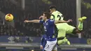 Pemain Manchester City, Gael Clichy (kanan) berebut bola dengan pemain Everton, Seamus Coleman pada leg pertama semi-final Piala Liga Inggris di Stadion Goodison Park, Liverpool, Rabu (6/01/2016). (AFP Photo/Paul Ellis)