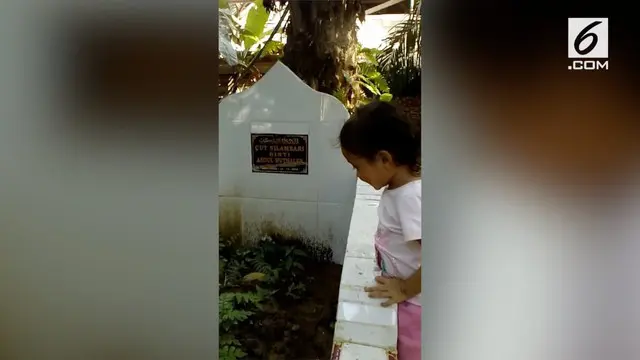 Seorang bocah belum mengerti ibundanya telah meninggal dunia. Saat berkunjung ke makam, bocah tersebut terus memanggil sang ibu.