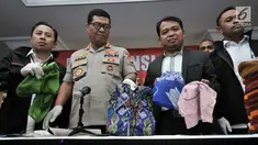 Kabid Humas Polda Metro Jaya Kombes Argo Yuwono menunjukkan barang bukti saat rilis pengungkapan kasus penculikan balita ASA (3) di Mapolda Metro Jaya, Senin (15/4). Balita ASA, korban penculikan di Masjid Al Amin Bintara Jaya Bekasi, ditemukan di Stasiun Pasar Senen. (merdeka.com/ Iqbal S. Nugroho)