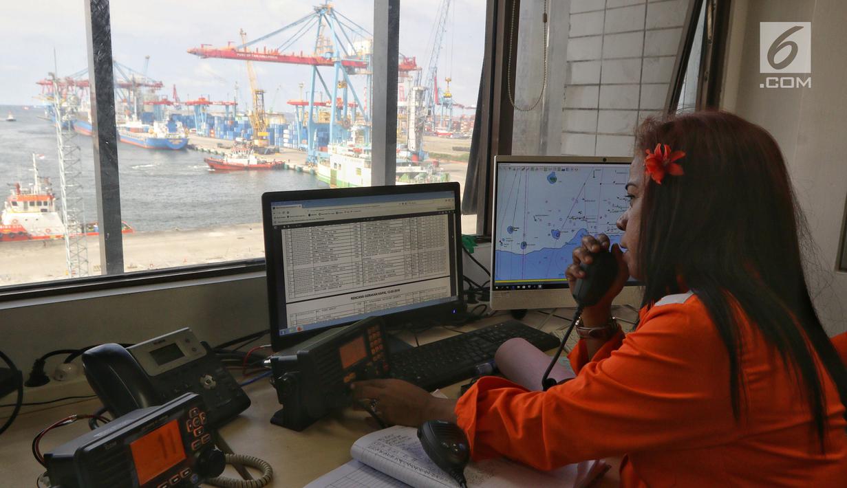 Pekerja IPC menjelaskan sistem penerapan aplikasi MOS pelayanan kapal pandu atau tunda di Pelabuhan Tanjung Priok, Jakarta, Selasa (12/2). PT Pelindo II mulai menerapkan pelayanan aplikasi MOS. (Liputan6.com/Johan Tallo)