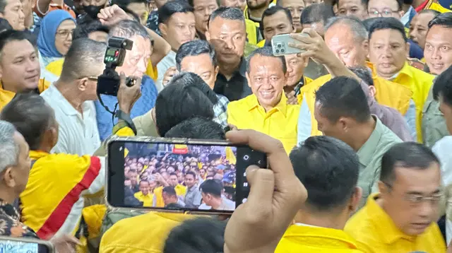 Menteri ESDM Bahlil Lahaladia mendaftarkan diri sebagai Bakal Calon Ketua Umum Partai Golkar pada Munas Golkar yang akan berlangsung Selasa, 20 Agustus 2024. (Liputan6.com/Nanda Perdana Putra)