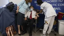 Yehuda Widawsky, penyintas Holocaust berusia 102 tahun, menerima vaksin Pfizer-BioNTech COVID-19 ketiga di sebuah rumah sakit di Tel Aviv, Minggu (1/8/2021). Israel pada 29 Juli 2021 memulai kampanye dosis vaksin Covid-19 ketiga untuk warga berusia 60 tahun ke atas. (AP Photo/Sebastian Scheiner)