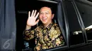 Gubernur DKI Jakarta, Basuki T Purnama (Ahok) menaiki mobil usai diperiksa di Bareskrim, Jakarta, Selasa (21/6). Kedatangannya untuk menjalani pemeriksaan sebagai saksi dalam dugaan korupsi pengadaan UPS. (Liputan6.com/Helmi Afandi) 