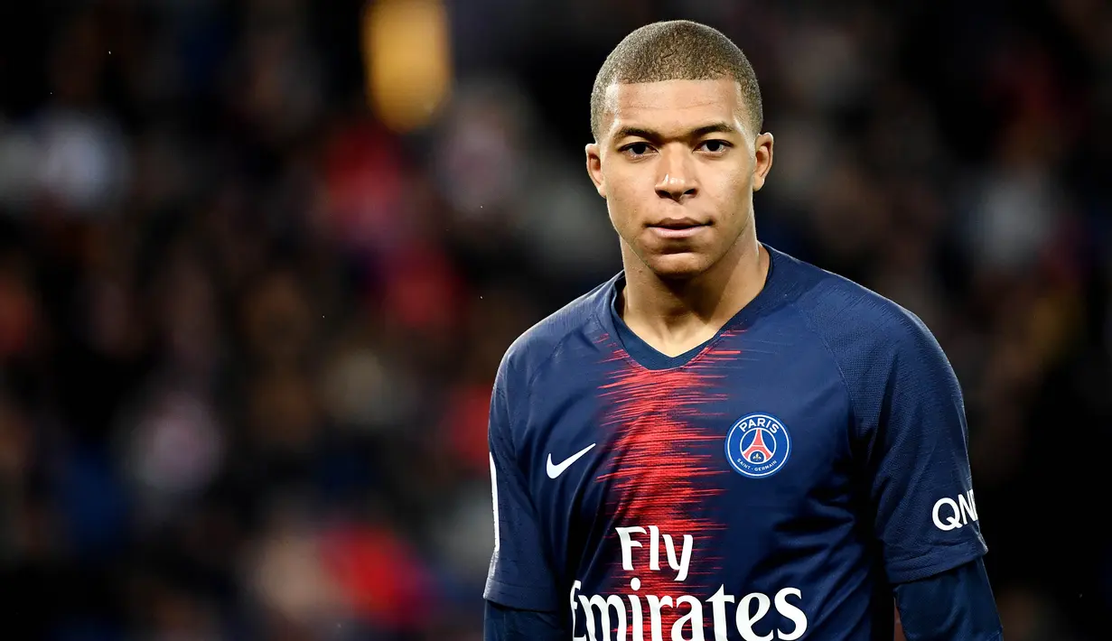 2. Kylian Mbappe (Paris Saint-Germain) - Pemain muda terbaik Eropa milik AS Monaco ini hanyalah pemain pinjaman di PSG. Bersama Neymar dan Cavani, striker Prancis ini berhasil mempersembahkan titel juara Ligue 1 untuk Les Parisiens. (AFP/Franck Fife)