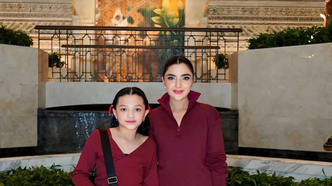 Gaya Kompak Ashanty dan Arsy Serba Merah Saat Kerja Bareng, Inspirasi Tampilan Ibu-Anak yang Festive dan Stylish