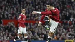 Cristiano Ronaldo. Striker Portugal berusia 37 tahun yang kini kembali berseragam Manchester United ini menempati posisi keempat sebagai pemain Liga Inggris pencetak gol terbanyak di semua ajang kompetisi. Hingga kini ia telah mencetak 18 gol di semua ajang dari total 33 laga. (AP/Rui Vieira)