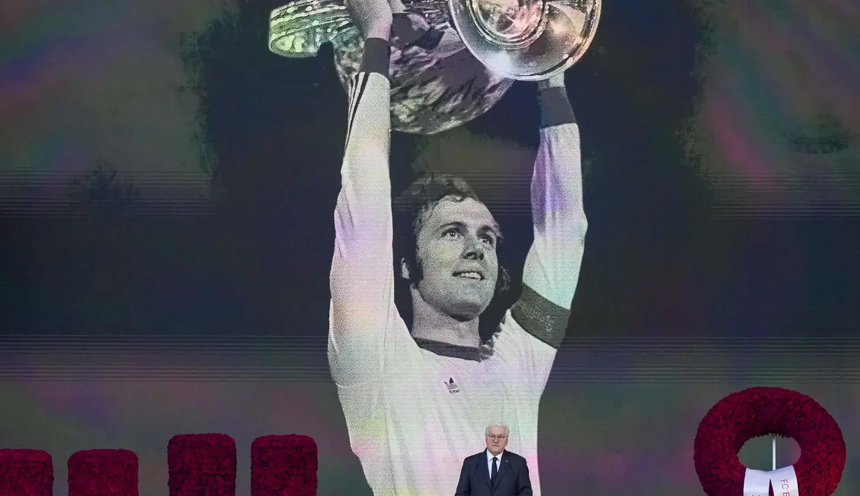 Pemutaran video legenda Jerman, Franz Beckenbauer saat upacara pembukaan Euro 2024 yang berlangsung di Allianz Arena, Munchen, Jerman, Sabtu (15/06/2024) WIB. (AP Photo/Matthias Schrader)
