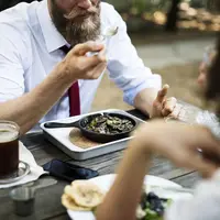 Inilah tiga zodiak baik hati yang nggak pikir dua kali untuk traktir saat bukber. (Sumber foto: unsplash.com)