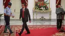 Presiden Joko Widodo berjalan usai memberikan keterangan pers terkait penurunan Biaya Penyelenggaraan Ibadah Haji (BPIH) Tahun 2015 di Istana Merdeka. Jakarta, Rabu (27/5/2015). (Liputan6.com/Faizal Fanani)