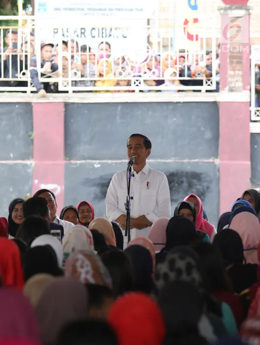 Presiden Joko Widodo atau Jokowi memberi sambutan saat menemui ibu-ibu penerima program Membina Keluarga Sejahtera (Mekaar) di Garut, Jawa Barat, Jumat (18/1). Penerima program Mekaar diutamakan kaum ibu. (Liputan6.com/Angga Yuniar)