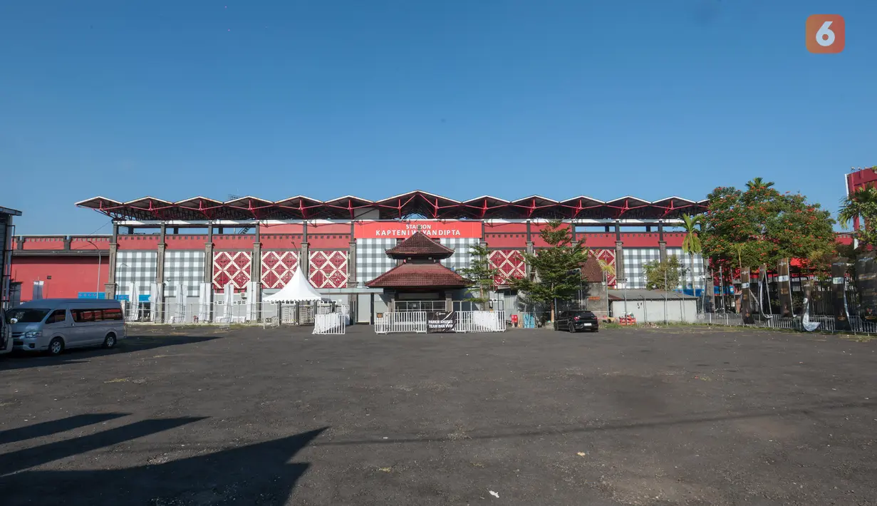 Kondisi Stadion I Wayan Dipta di Gianyar, Bali, Rabu (5/8/2026), sehari menjelang laga final Piala Presiden 2026. Hamparan rumput hijau yang terawat berpadu dengan langit biru cerah menambah kemegahan stadion yang akan menjadi arena final Persebaya Surabaya melawan Persib Bandung serta perebutan tempat ketiga antara Persija Jakarta dan Arema FC. (KLY/Budy Santoso)