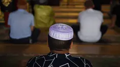 Pria Muslim berdoa sebelum melaksanakan salat Jumat pertama pada bulan Ramadan 1440 H di sebuah masjid di Beijing (10/5/2019). (AFP Photo/Greg Baker)