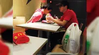 Seorang karyawan McDonald mendapat limpahan pujian setelah tertangkap kamera memberi makan pria difabel di salah satu cabang di Taiwan.