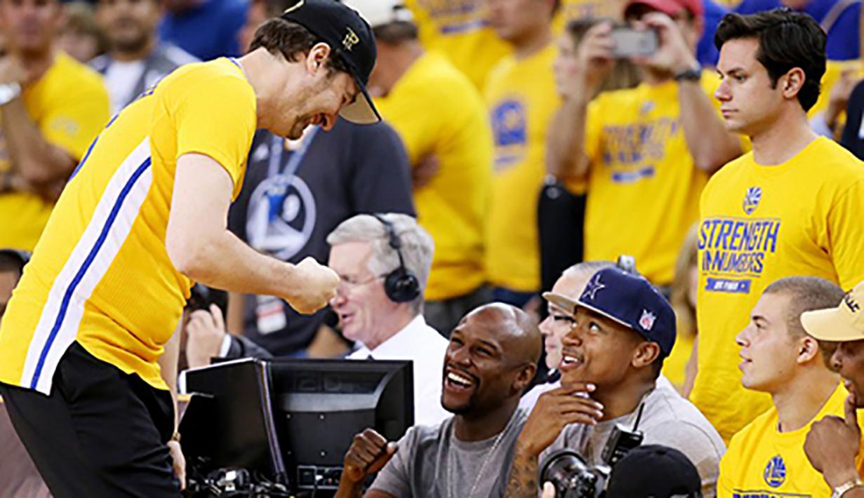 Petinju Floyd Mayweather Jr. memghabiskan waktu santainya untuk menonton pertandingan NBA Finals antara Golden State Warriors dan Cleveland Cavaliers di Oracle Arena, AS, Minggu (14/6/2015). (AFP/Getty Images/Ezra Shaw)