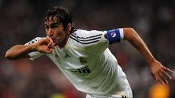 Striker legendaris Real Madrid, Raul Gonzalez tampil di perempatfinal Liga Champions pertamanya saat berumur 19 tahun. Total sudah ada 10 gol yang pernah ia lesatkan di babak delapan besar kompetisi tersebut saat berseragam Los Blancos dan Schalke 04. (AFP/Javier Soriano)