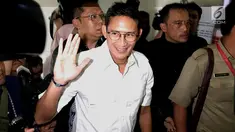 Wakil Gubernur DKI Jakarta Sandiaga Uno bersiap menjalani pemeriksaan di Polda Metro Jaya, Jakarta, Selasa (30/1). Sandiaga diperiksa terkait dugaan penggelapan lahan. (Liputan6.com/Immanuel Antonius)