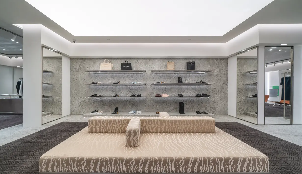 Intip juga beberapa koleksi timeless dan baru yang memikat. Salah satunya Antigona Cube, sebuah sentuhan baru pada Antigona klasik juga tersedia di sini. Bersama dengan sepatu bot Shark Lock yang ikonik dari Givenchy, bagian dari koleksi alas kaki Givenchy yang viral.
