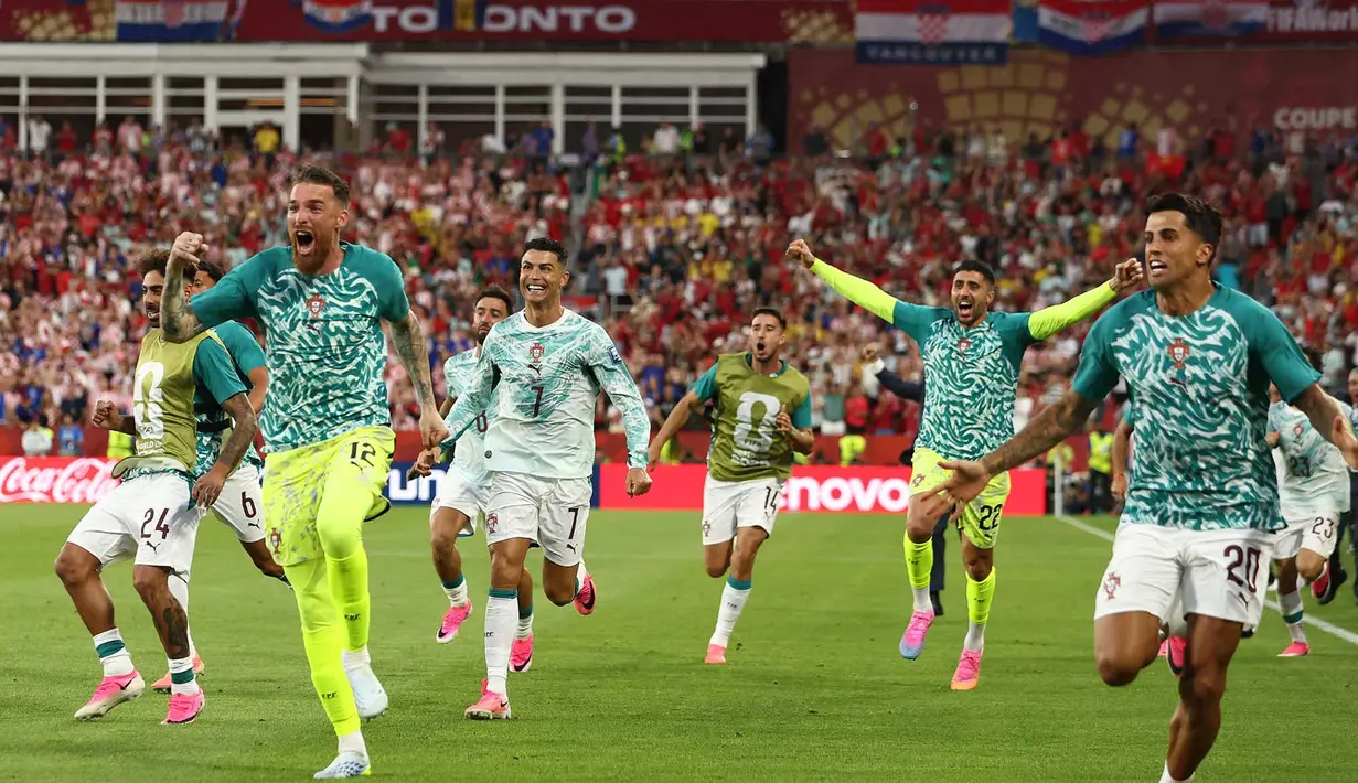 Penyerang Portugal bernomor Cristiano Ronaldo b ersama rekan sau timnya usai , pertandingan babak 32 besar Piala Dunia 2026 antara Portugal dan Kroasia di Stadion Toronto, Toronto, Kamis, (02/07/2026).. (AFP/ Cole Burston)