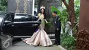 Miss Grand International 2016, Ariska Putri Pertiwi tiba di kawasan Menteng, Jakarta, Senin (21/11). Selain juara Miss Grand International 2016, Ariska juga menyabet The Best National Costume. (Liputan6.com/Herman Zakharia)