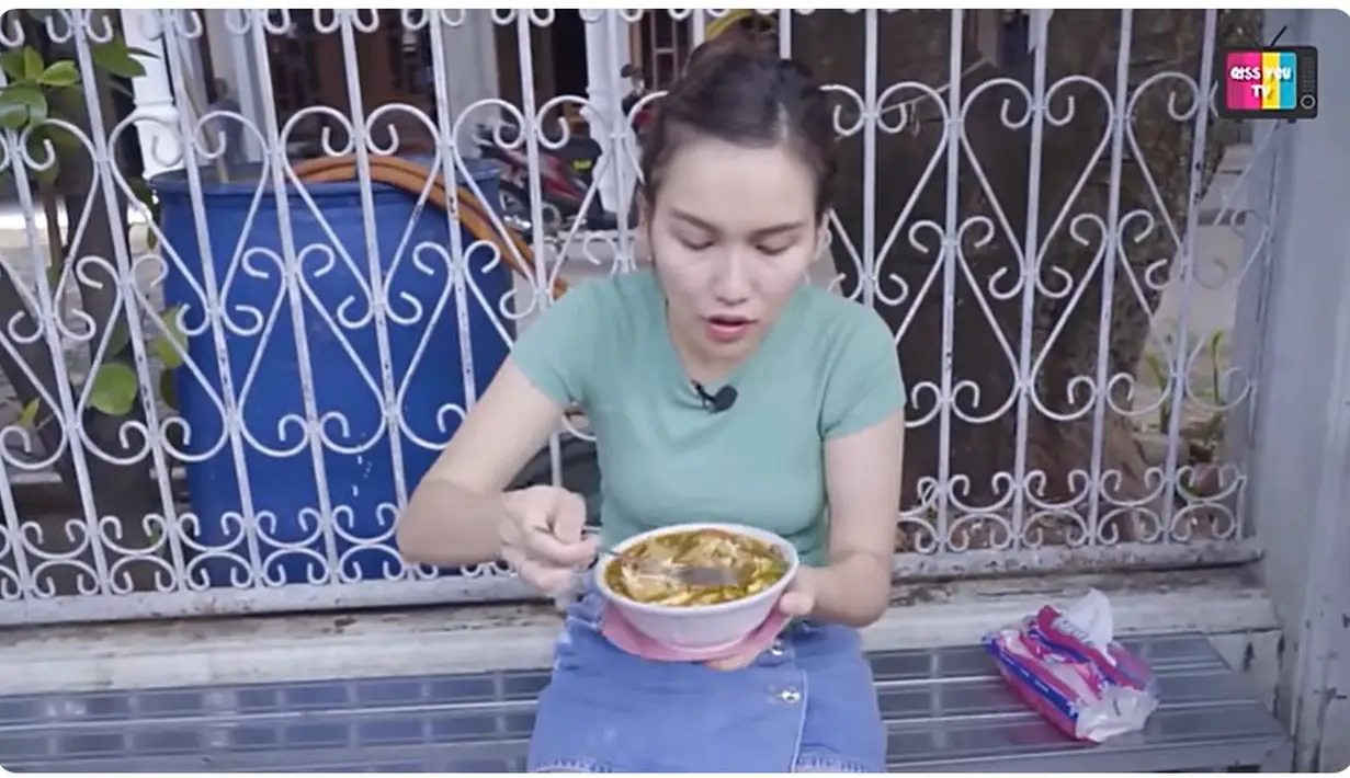 Meski sebagai salah satu artis papan atas, Ayu tampak santai menikmati soto mie Bogor di bawah pohon pinggir jalan. Dengan kursi panjang, dan mangkok dipegang dengan tangan. Ayu lebih suka banyak tulang mudanya. [Youtube/Qiss You TV]