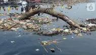 Sebanyak 500 personel dari tim gabungan lingkungan Hidup DKI Jakarta, Sudin Kepulauan Seribu, UPK Badan Air membersihkan tumpukan sampah di daratan laut. (merdeka.com/Imam Buhori)