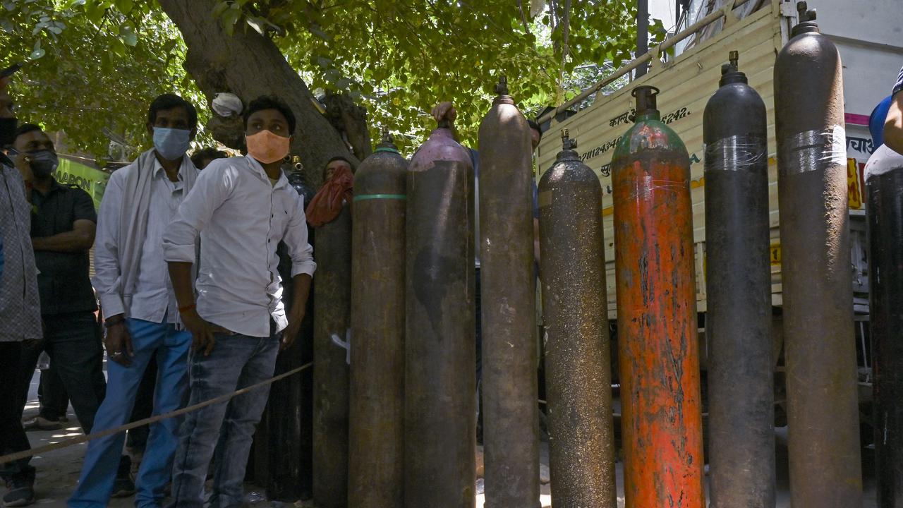 Potret Warga India yang Antre Isi Ulang Tabung Oksigen di Tengah Krisis COVID-19