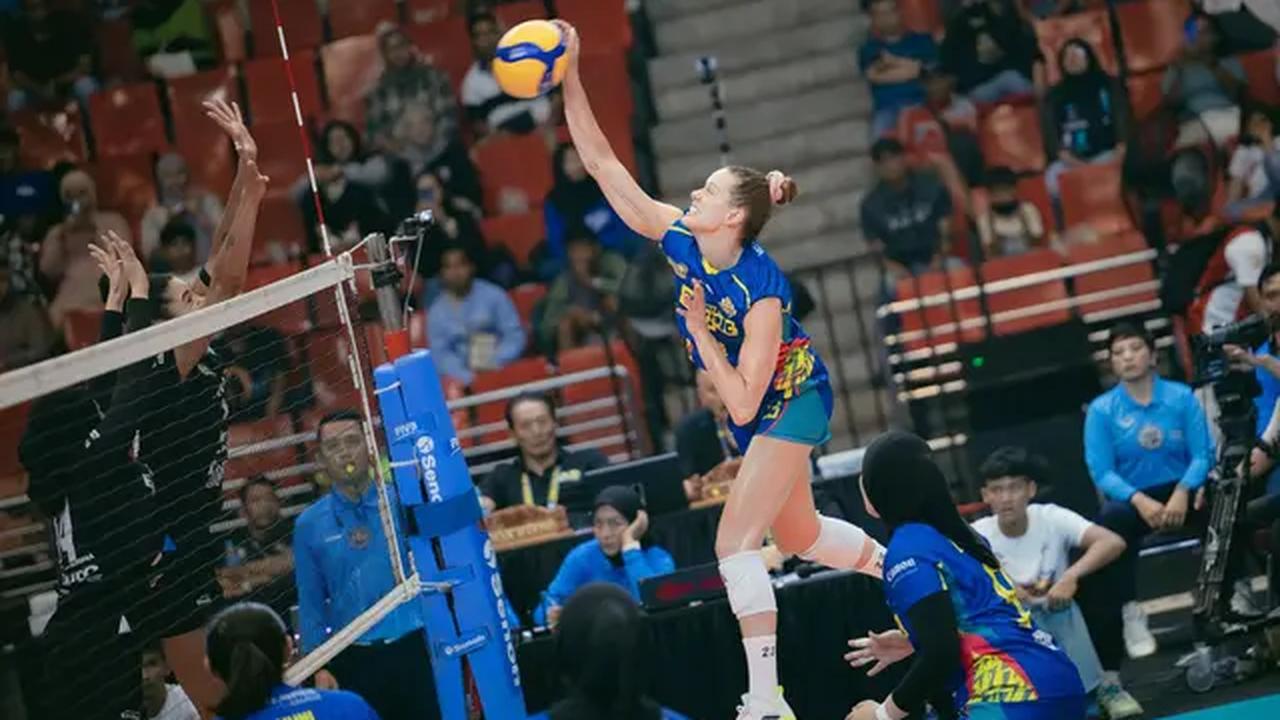 Pemain Jakarta Electric PLN, Kelsey Robinson Cook melakukan smash keras saat mengalahkan Jakarta Pertamina Enduro dengan skor 3-2 pada lanjutan babak Final Four PLN Mobile Proliga 2025 yang digelar di GOR Jatidiri, Semarang, Jawa Tengah, Minggu (27/4/2025).