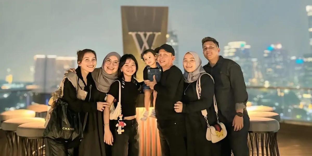 Potret Keluarga Ayu Ting Ting di Rooftop Hotel