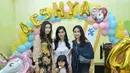 Nah, kalau yang satu ini adalah saat perayaan ulang tahun Aeshya, anak Nisya Ahmad dan sang suami. Tampak Gigi dan Syahnaz turut hadir meramakaikan acara tersebut. (Instagram/nissyaa)