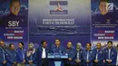 Sekjen Partai Demokrat, Hinca IP Pandjaitan XIII (tengah) bersiap membacakan surat dari Susilo Bambang Yudhoyono (SBY), Jakarta, Kamis, (28/2). SBY berpesan agar para kader tetap solid dalam menghadapi Pemilu 2019. (Liputan6.com/Helmi Fithriansyah)