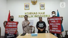 Perwakilan Aliansi Masyarakat Anti Mafia Tambang membentangkan spanduk saat menyambangi Kantor Komnas HAM, Menteng, Jakarta Pusat, Kamis (24/11/2022). Kedatangan mereka untuk menyampaikan laporan pengaduan dan audiensi pada anggota Komnas HAM terkait beberapa dugaan tindakan pelanggaran hak asasi manusia yang dilakukan oleh PT Amman Mineral. (Liputan6.com/Faizal Fanani)