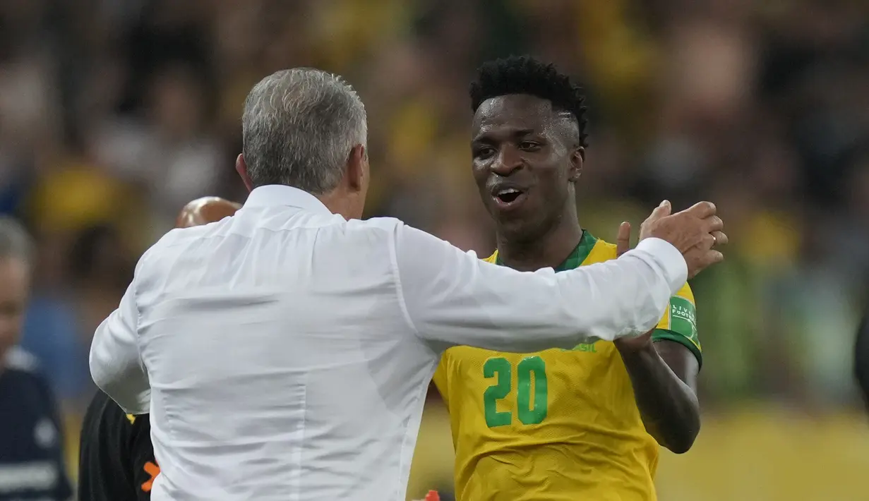 Penyerang Brasil, Vinícius Júnior berselebrasi dengan pelatih Tite usai mencetak gol ke gawang Chile pada pertandingan kualifikasi Piala Dunia 2022  zona CONMEBOL di stadion Maracana di Rio de Janeiro, Brasil, Jumat (25/3/2022). Brasil menang atas Chile 4-0. (AP Photo/Silvia Izquierdo)