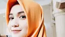 Dea Annisa dikenal punya paras cantik dan imut. Tak ayal dirinya selalu tampak memesona dalam alutan segala jenis busana. Termasuk gayanya saat seperti yang satu ini. Wanita 24 tahun itu tampil anggun dengan hijab berwarna kuning mustard. (Liputan6.com/IG/deaaannisa)