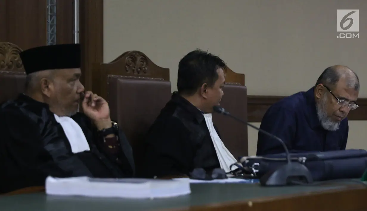 Mantan Hakim Mahkamah Konstitusi, Patrialis Akbar (kanan) saat sidang permohonan PK ke Mahkamah Agung di Pengadilan Negeri Jakarta Pusat, Kamis (8/11). Sidang beragenda pengajuan bukti baru yang diajukan pemohon. (Liputan6.com/Helmi Fithriansyah)