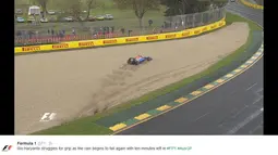 Rio Haryanto tergelincir dan masuk gravel akibat lintasan yang belum kering karena hujan yang sempat mengguyur Sirkuit Albert Park, Australia, Jumat (18/3/2016). (Twitter/F1)