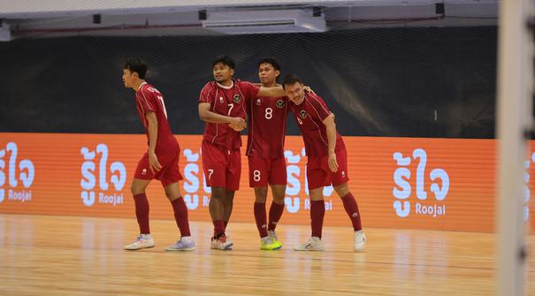 Selebrasi pemian Timnas Futsal Putra Indonesia usai mencetak gol ke gawang Thailand dengan skor 6-1, di Nontabhuri Stadium, Jumat (19/12/2025). (Dok. Federasi Futsal Indonesia)