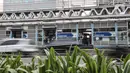 Sejumlah pekerja menunggu bus Transjakarta saat jam pulang kantor di Halte Dukuh Atas, Jakarta, Senin (14/9/2020). Pengurangan aktivitas pekerja di perkantoran menjadi fokus utama Pemprov DKI Jakarta dalam penerapan PSBB pada 14-27 September 2020. (merdeka.com/Iqbal S. Nugroho)