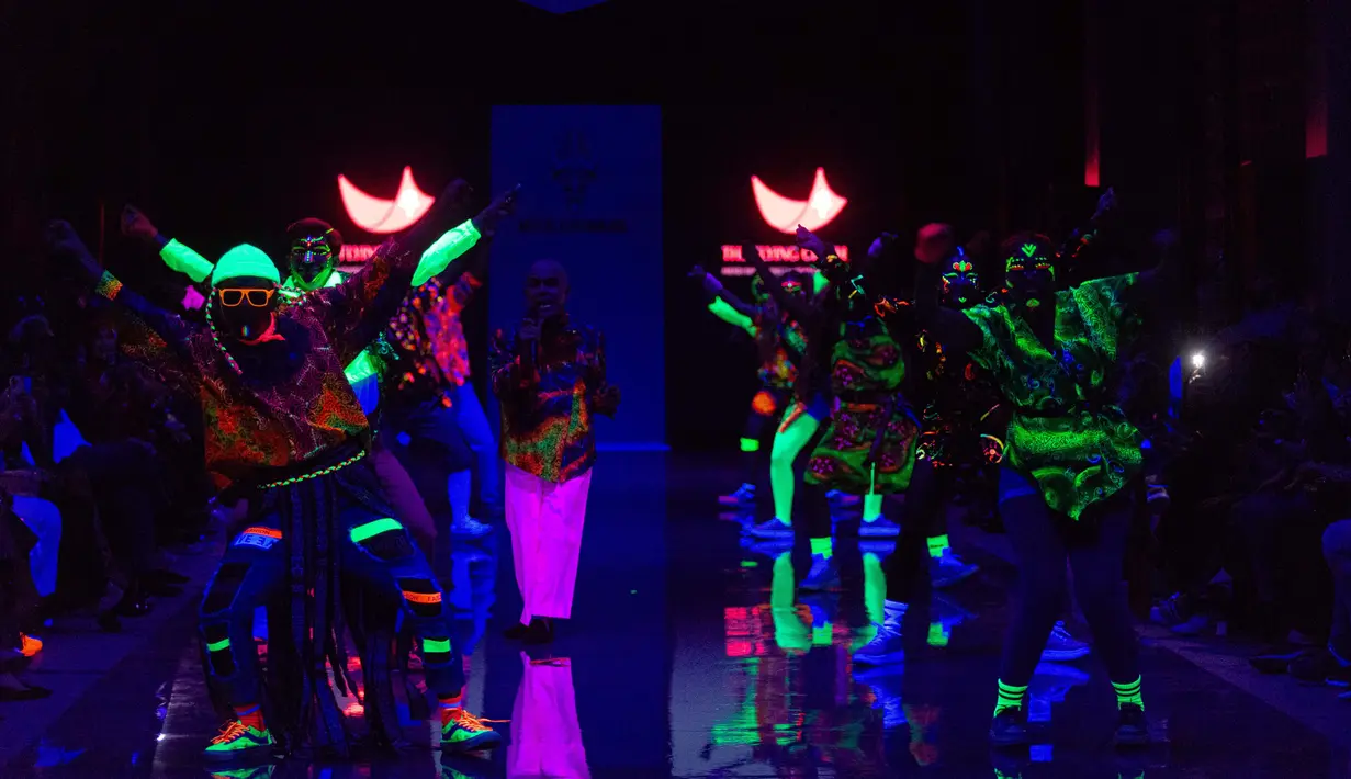 Koleksi glow in the dark menjadi simbol inovasi ramah lingkungan, membuktikan bahwa fashion juga bisa menghemat energi.  [Dok/Merdi Sihombing].