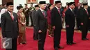 Para penerima tanda kehormatan saat berada di Istana Negara, Jakarta, Senin (15/8). Dalam rangka memperingati HUT RI ke-71, Presiden menganugerahkan Tanda Kehormatan RI kepada sejumlah tokoh di Tanah Air. (Liputan6.com/Faizal Fanani)
