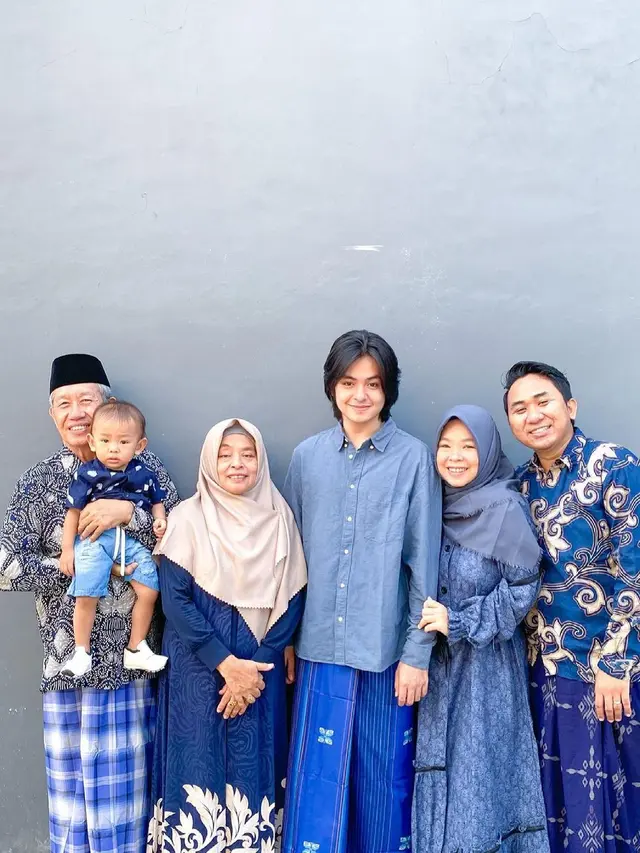 Jarang Tersorot, Ini 6 Momen Kedekatan Angga Yunanda dengan Sang Ibu