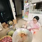 Prilly Latuconsina memasak rendang di kompor yang tersambung ke tabung gas melon. (dok. Instagram @folkshitt/https://www.instagram.com/p/C5i-TpSP9TH/?hl=en&amp;img_index=2/Dinny Mutiah)