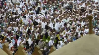 Ribuan jemaah Muslim mengelilingi Kakbah saat umrah di Masjidil Haram, Mekah, Arab Saudi (24/2/2020). Pemerintah Arab Saudi pada hari Kamis, 27 Februari 2020 resmi menghentikan sementara izin umrah bagi seluruh negara, termasuk juga untuk Indonesia. (AP Photo/Amr Nabil)